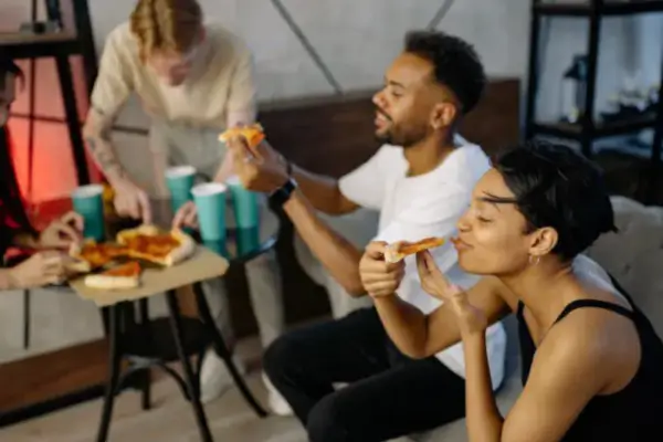 Vida social na kitnet: receba amigos sem abrir mão do minimalismo